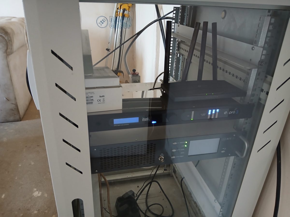 SISTEM RADIO EMISIE  compus din: -DS300-Emitator FM; -C-DC23A 1