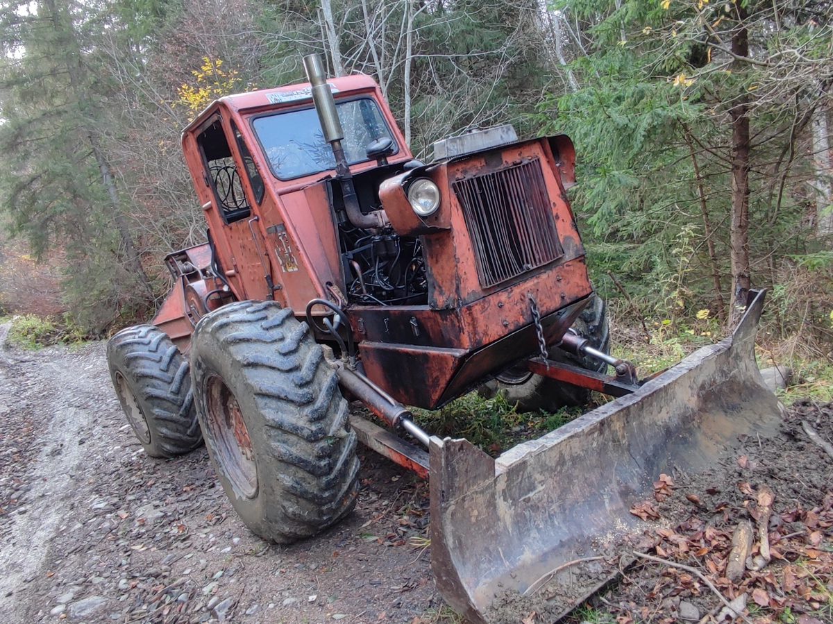 TAF FORESTIER (TRACTOR PE PNEURI) marca TAF FORESTIER culoare ROSU 1