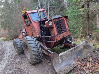TAF FORESTIER (TRACTOR PE PNEURI) marca TAF FORESTIER culoare ROSU