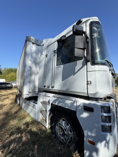 Ansamblu rutier format din autocamion marca Renault Magnum si semiremorca marca Krone SD DA06LNF