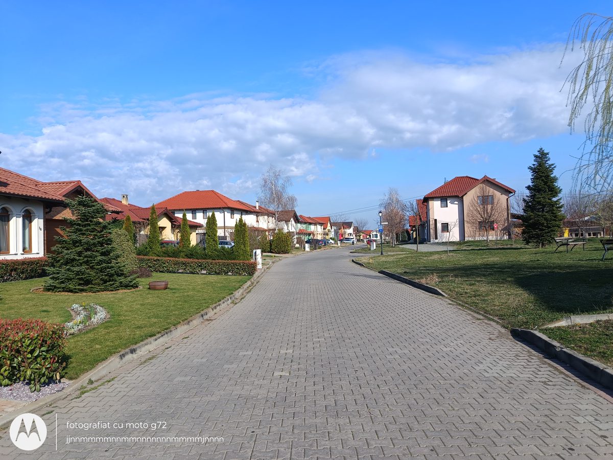 Cota de 1/2 din teren intravilan si casa de locuit 1