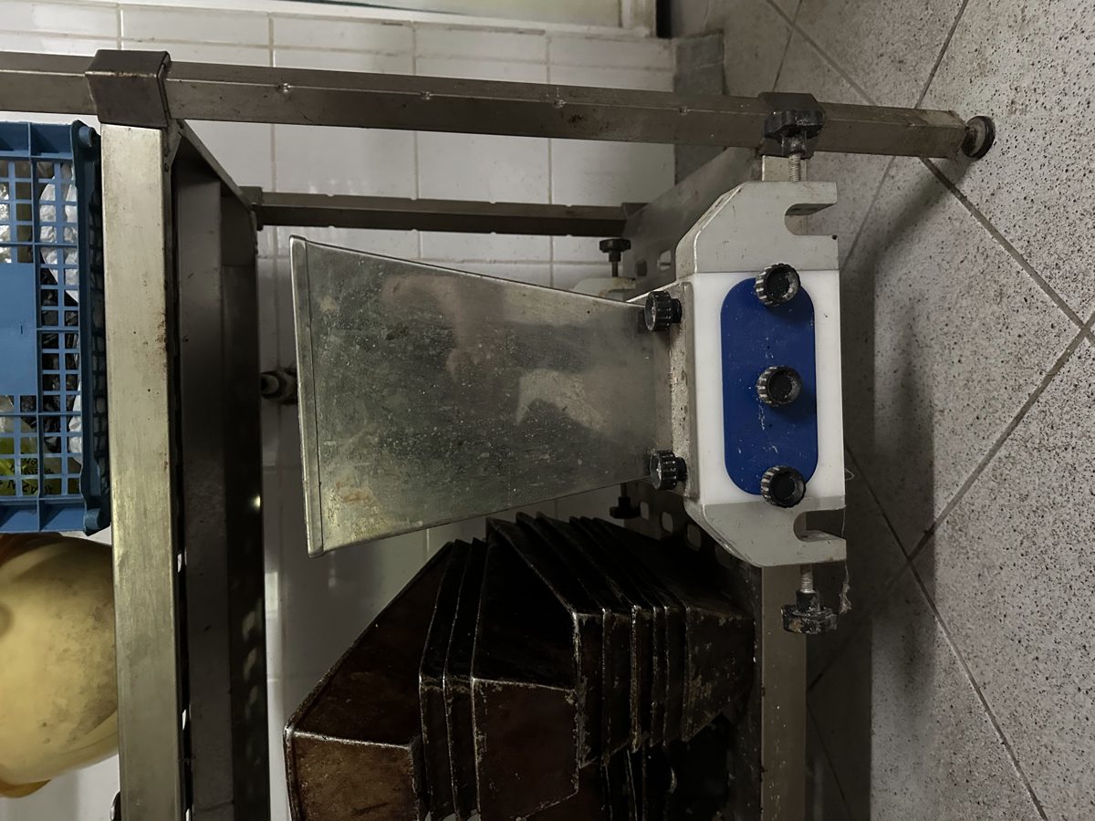 Cap alimentare tip pompa pentru aluaturi fluide 1