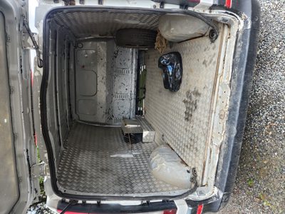 marca MERCEDES BENZ model VITO109 CDI culoare ALB