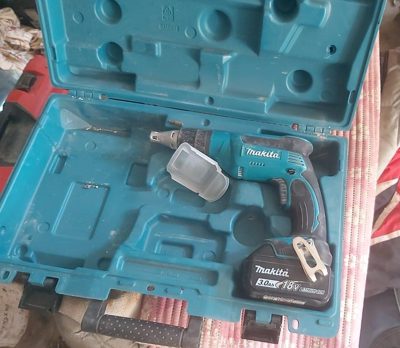MASINA DE INSURUBAT PENTRU GIPS CARTON Makita DFS 451 cu acumulator