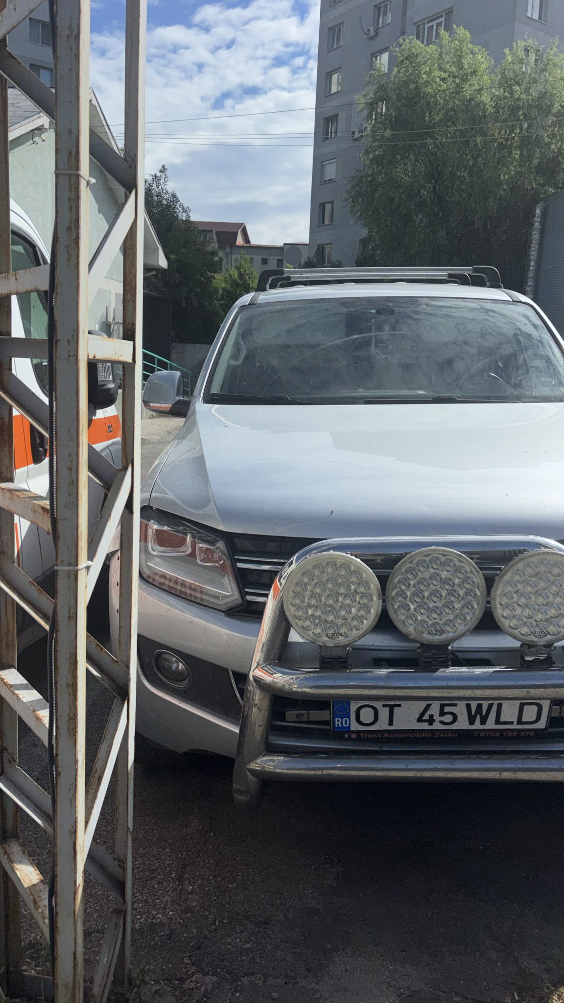 marca volkswagen model amarok culoare gri 1