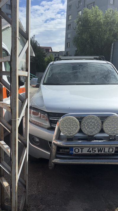 marca volkswagen model amarok culoare gri