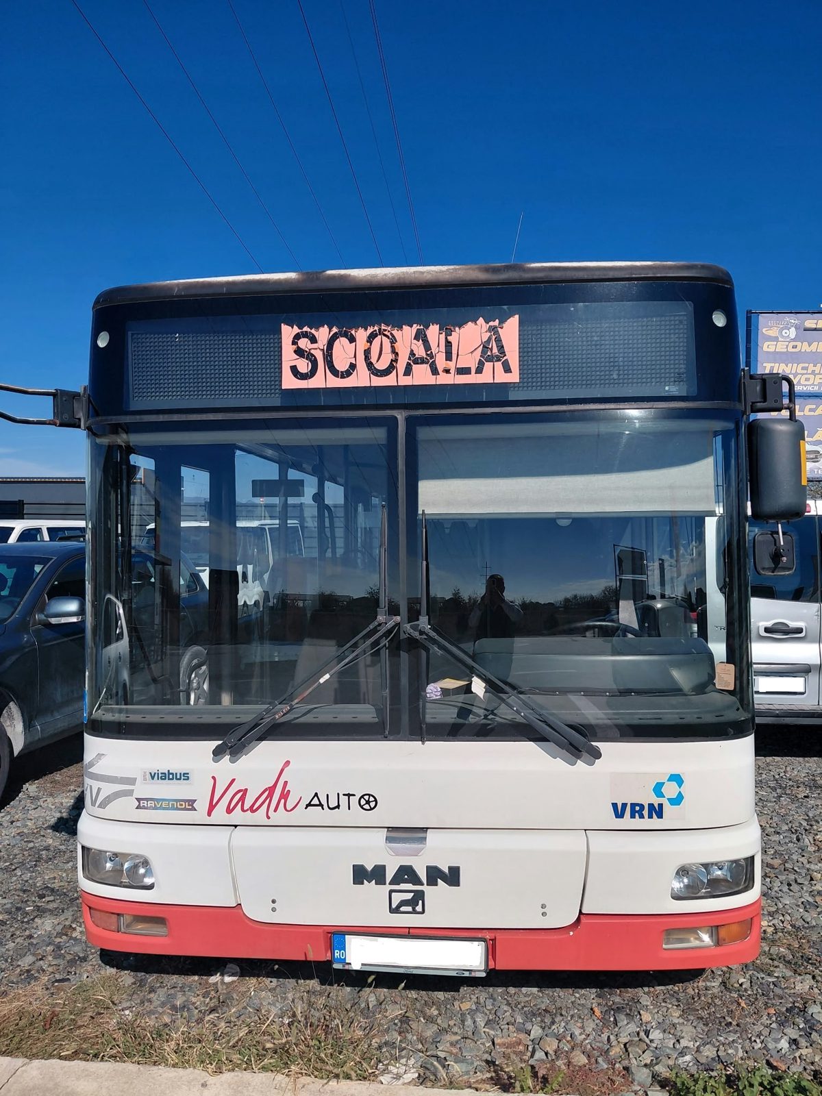 Autobuz M3 marca MAN model NL223 culoare ALB-ROSU 1