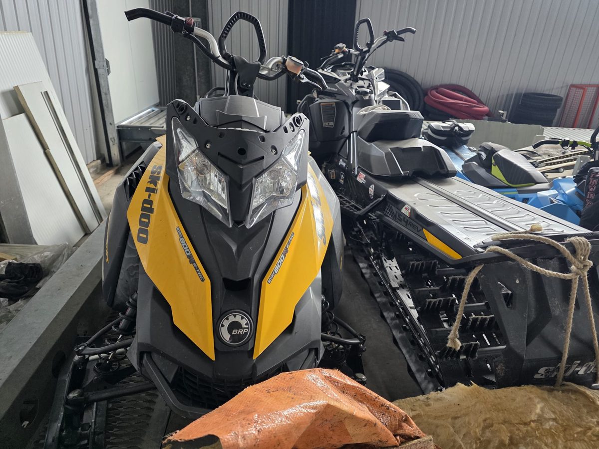 Snowmobil BOMBARDIER SKI-DOO-800 1