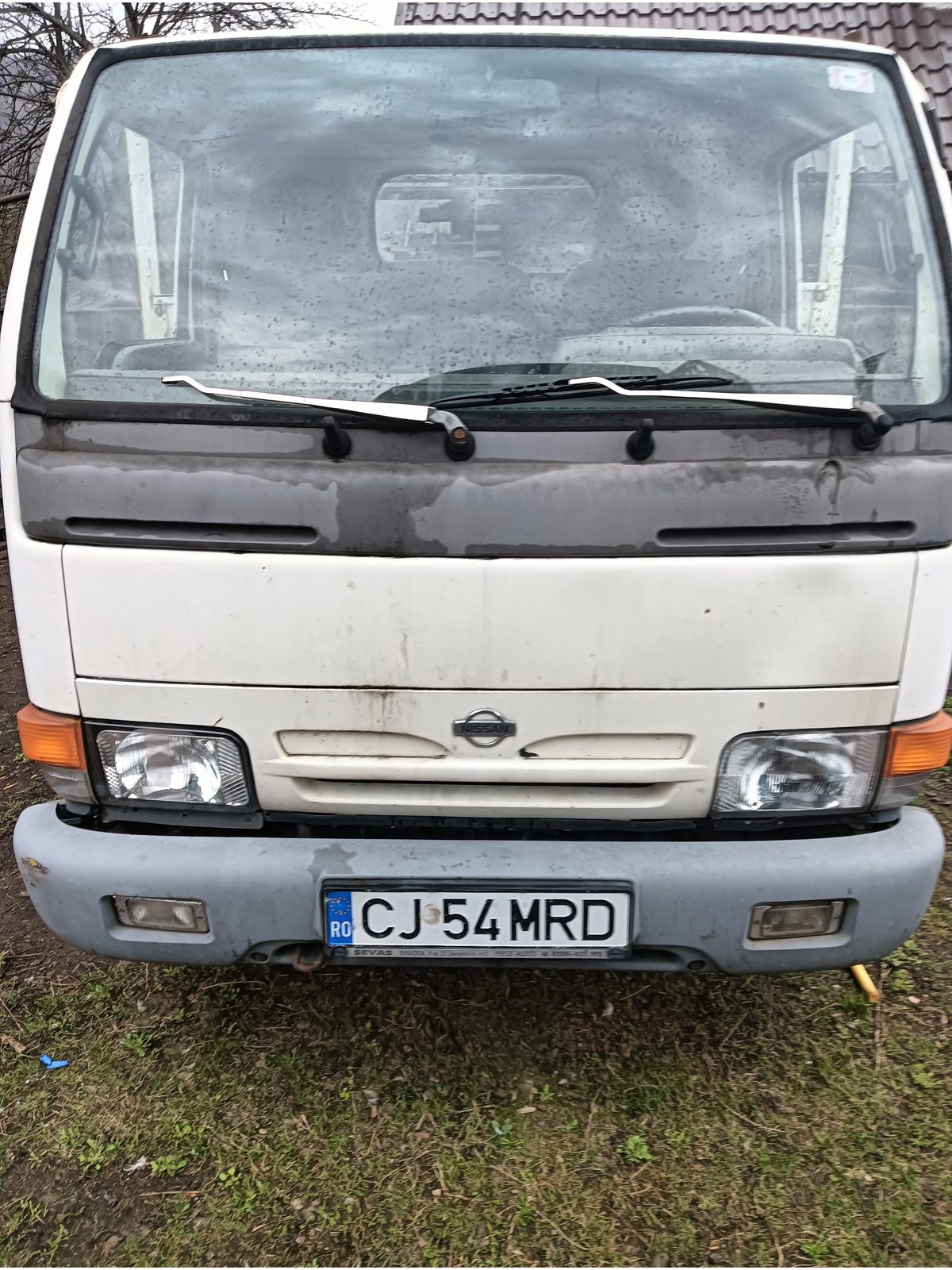 AUTOITILITARA CU PRELATA marca NISSAN model TL035 culoare Alb 1