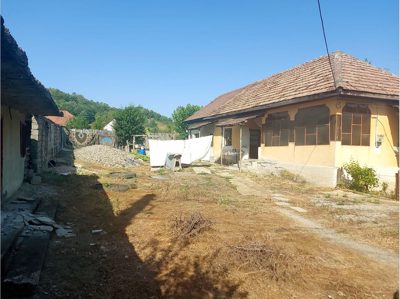 Casa si teren in com. Saulesti, jud. Gorj