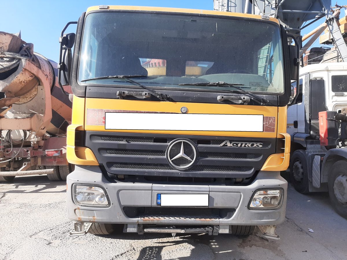 Pompa beton marca MERCEDES BENZ model PUTZMEISTER culoare galben-rosu 1