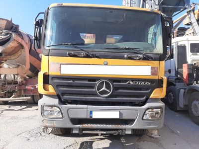 Pompa beton marca MERCEDES BENZ model PUTZMEISTER culoare galben-rosu