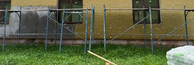 Schela metalica cu panouri de lemn