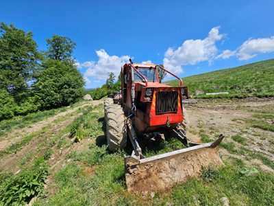 TRACTOR FORESTIER ARTICULAT marca TAF 690 PE culoare ROSU