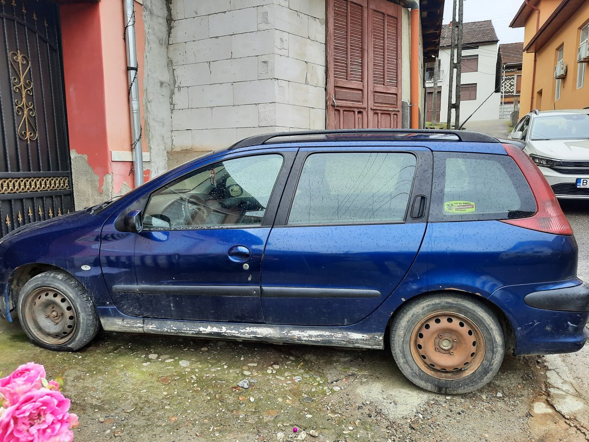 Autoturism marca Peugeot model 206 1
