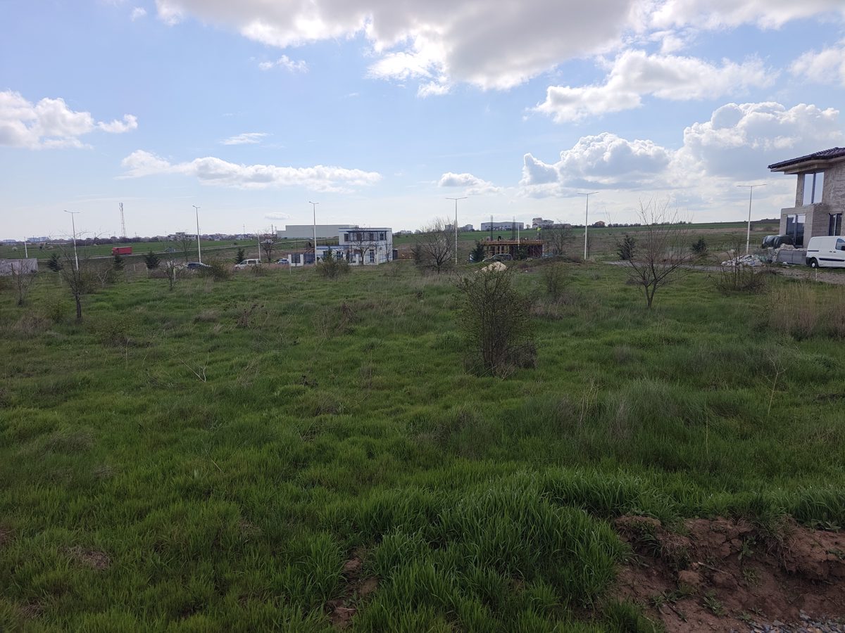 Teren intravilan situat în Ovidiu, judeţul Constanţa, zona Academia de fotbal Gheorghe Hagi 1