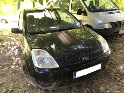 Autoturism marca Ford model Fiesta culoare Negru