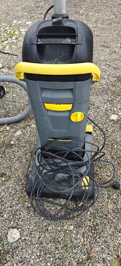 Masina de frecat/ aspirat Karcher tip BR30/4C*EU