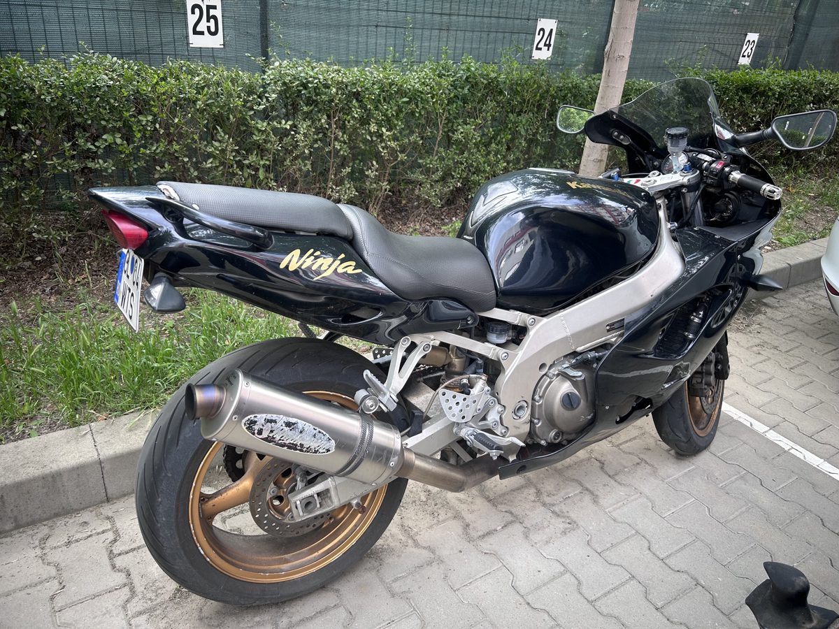 Motocicleta marca KAWASAKI model NINJA ZX900E 1