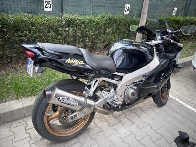 Motocicleta marca KAWASAKI model NINJA ZX900E