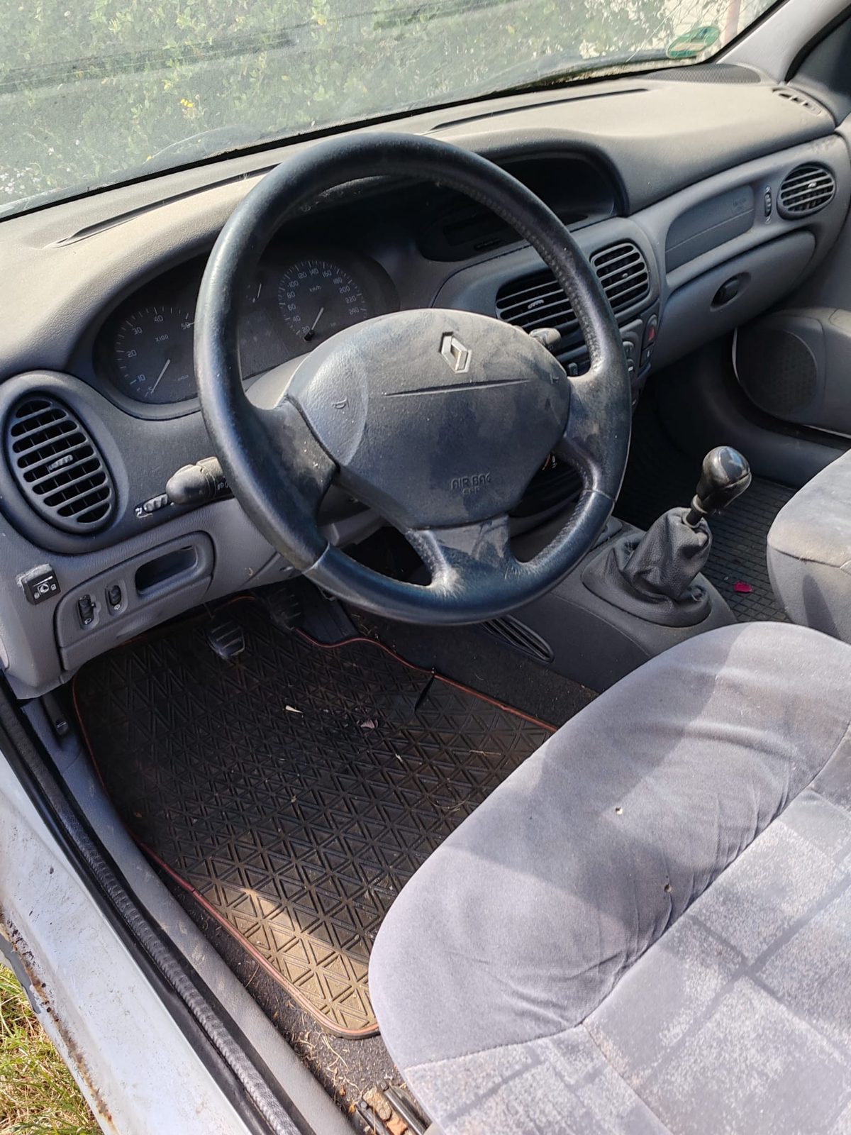 Autoturism marca RENAULT MEGANE 1