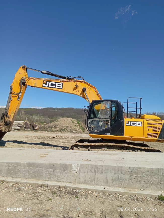 EXCAVATOR MARCA JCB 1