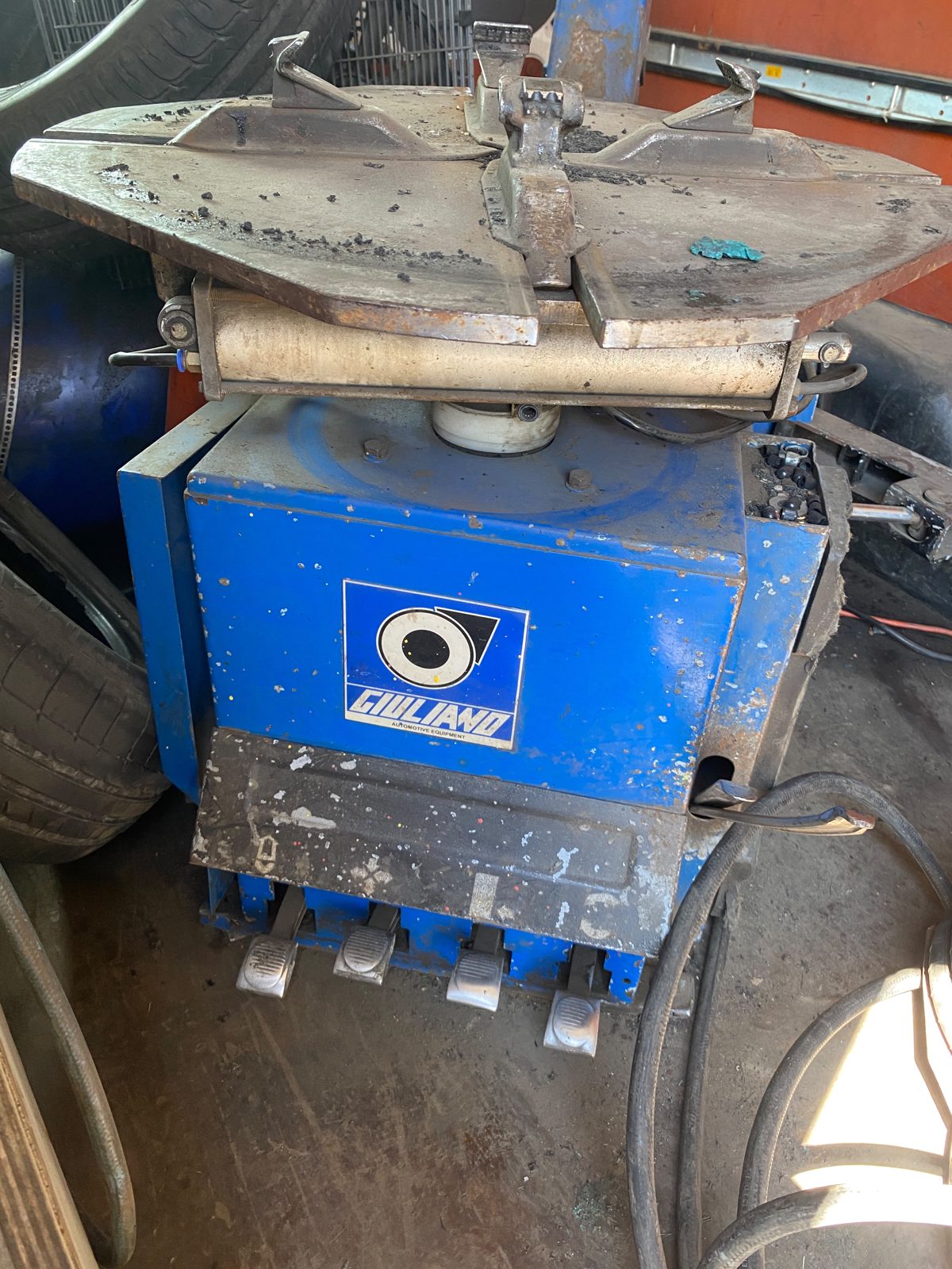 Aparat montat /demontat roti camion 1