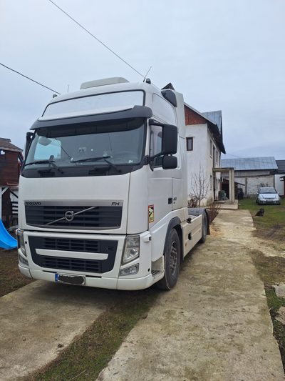 Cap tractor marca VOLVO model FH culoare ALB