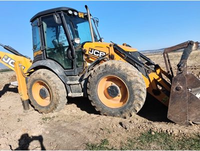 Buldoexcavator JCB4CX fabricat in 2015.