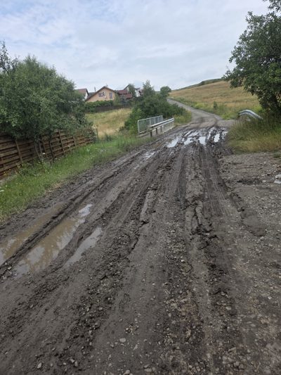 Teren intravilan - categorie de folosinta - drum, in cota de 180 mp din totalul de 1490 mp, loc. Chinteni, jud Cluj