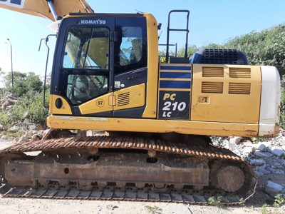 Alte marca EXCAVATOR PE SENILE KOMATSU model PC 210LC-10