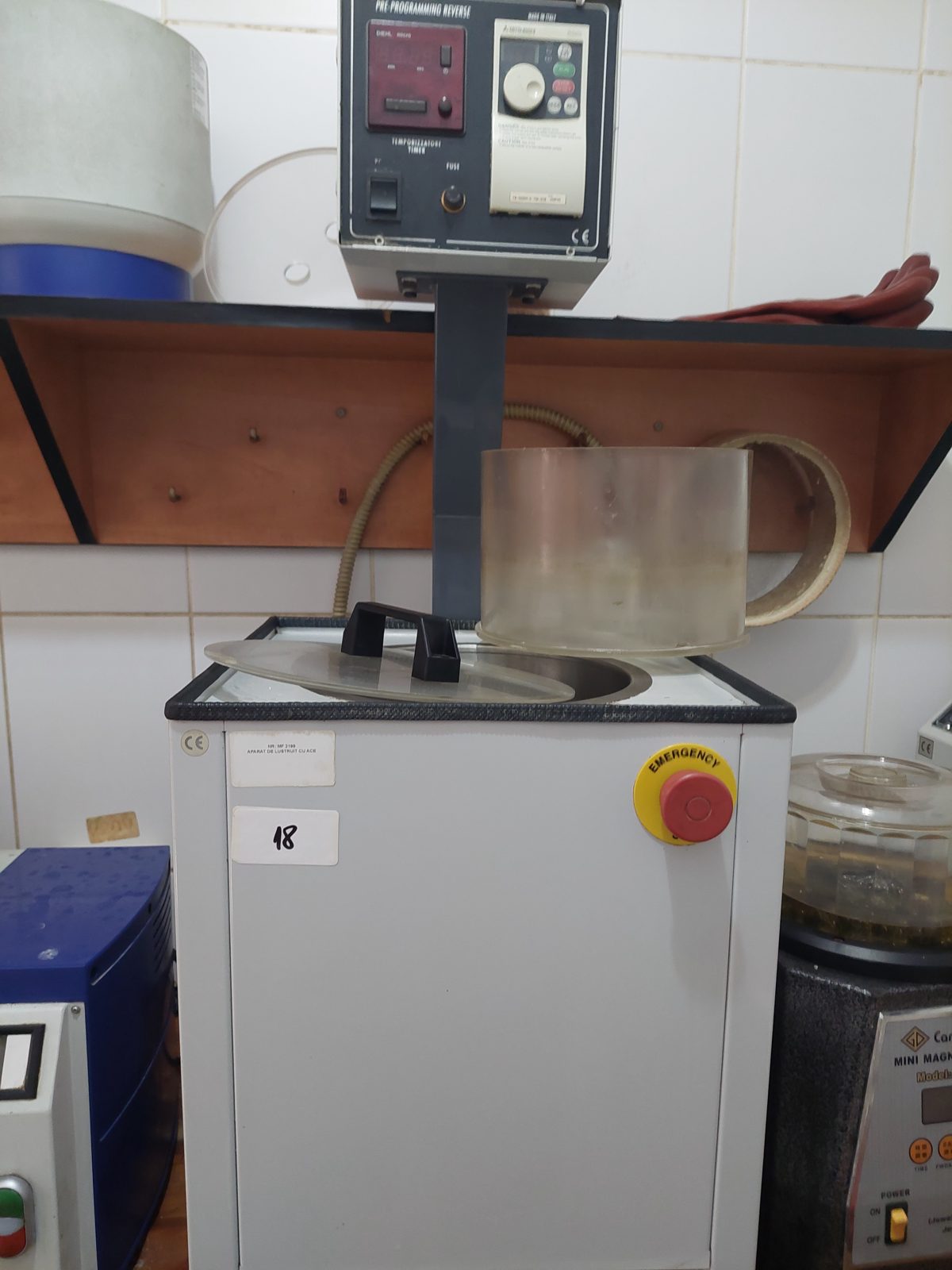 APARAT DE LUSTRUIT 1