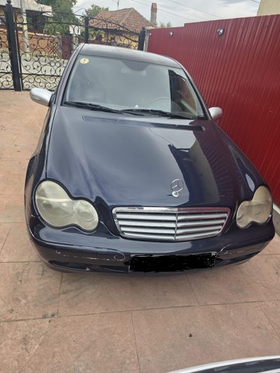 Autoturism marca Mercedes-Benz culoare Albastru