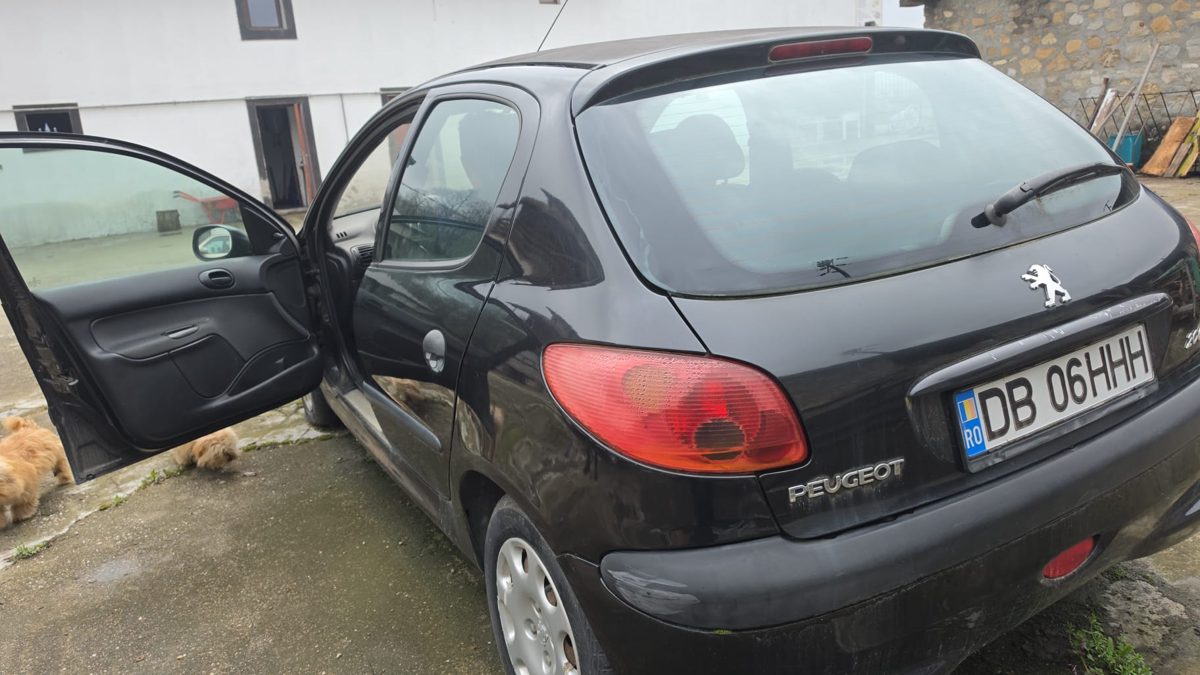 Autoturism marca Peugeot, culoare Negru 1