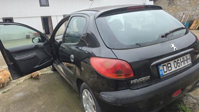 Autoturism marca Peugeot, culoare Negru