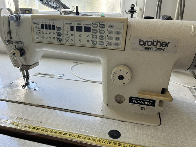 MASINA DE CUSUT AUTOMATA CU 1 AC BROTHER DD7100-903 CU STAND SI MOTOR 1