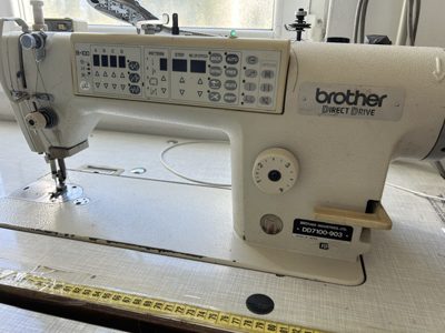 MASINA DE CUSUT AUTOMATA CU 1 AC BROTHER DD7100-903 CU STAND SI MOTOR