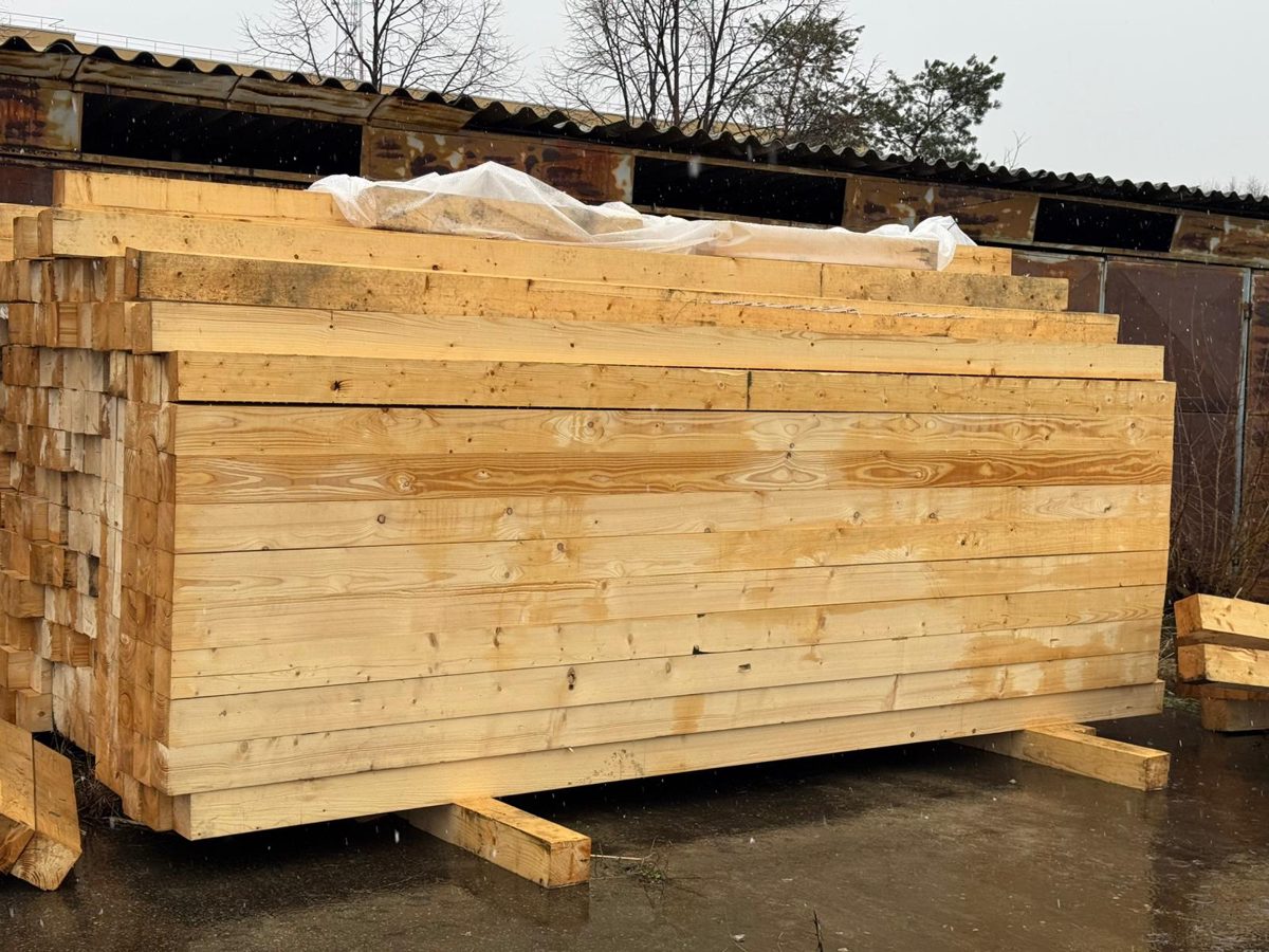 Grinzi de lemn cu lungimea de 4,38 metri si diametrul 15x15 1