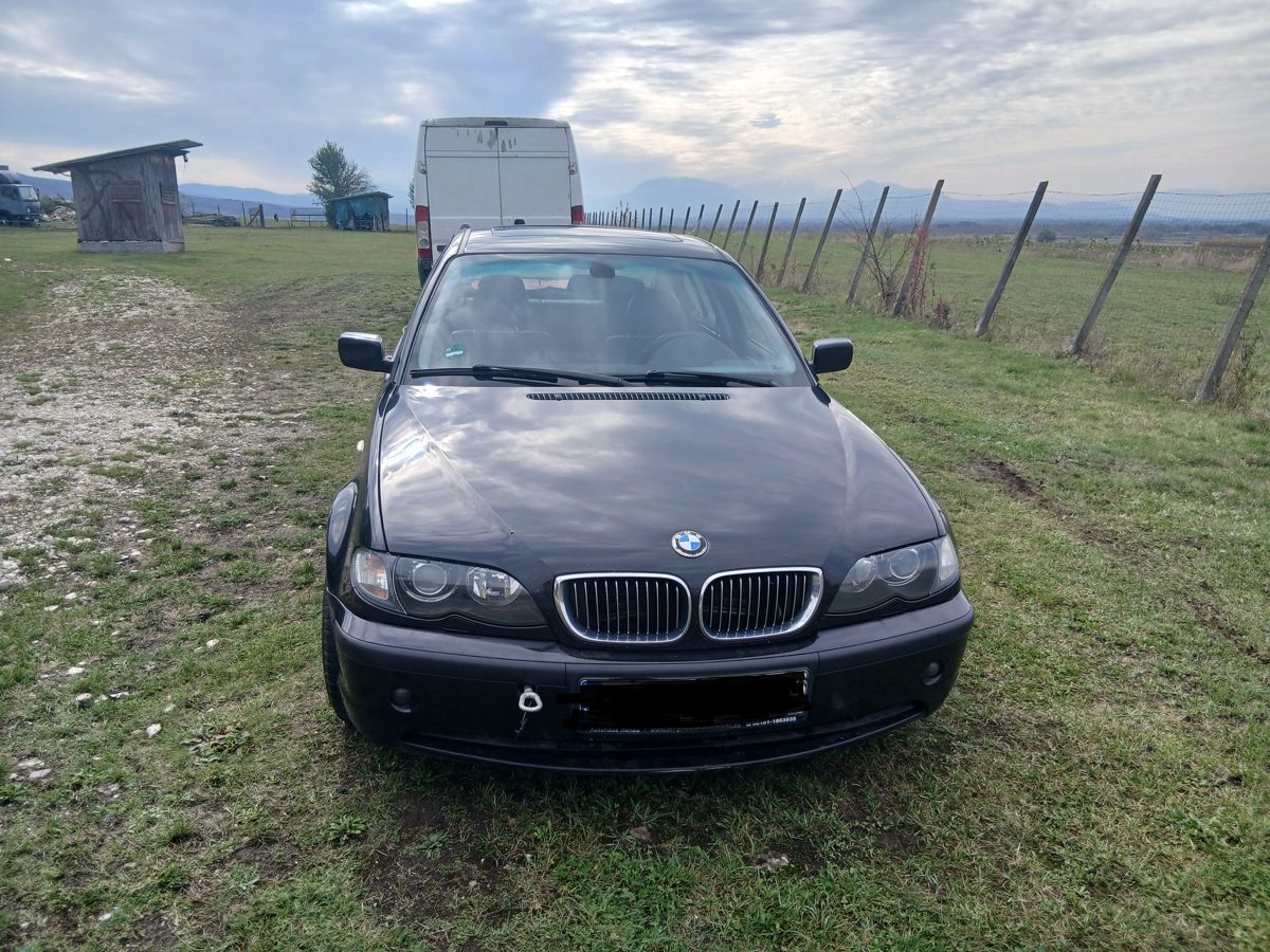Autoturism marca BMW culoare negru 1