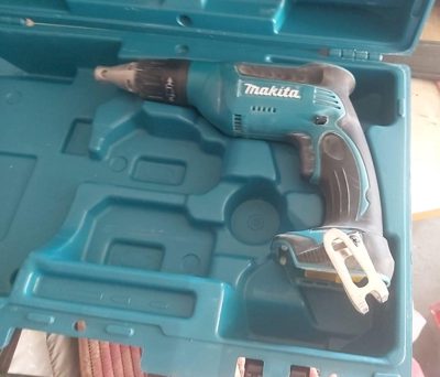 Masina de insurubat pentru gipscarton Makita DFS 451 cu acumulator