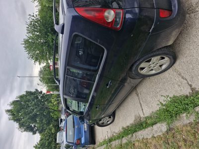 Autoturism marca Renault model Espace culoare Albastru