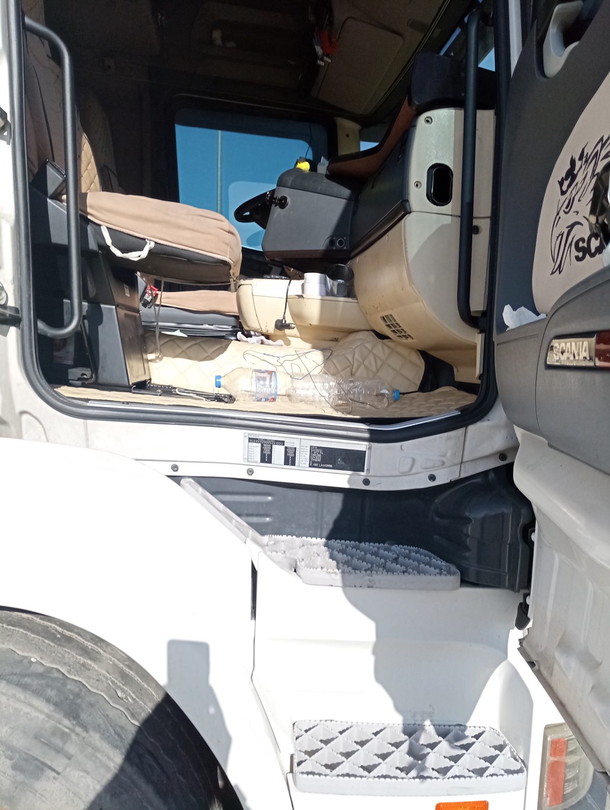 Cap tractor marca SCANIA model TIP R480LA culoare Alb 1