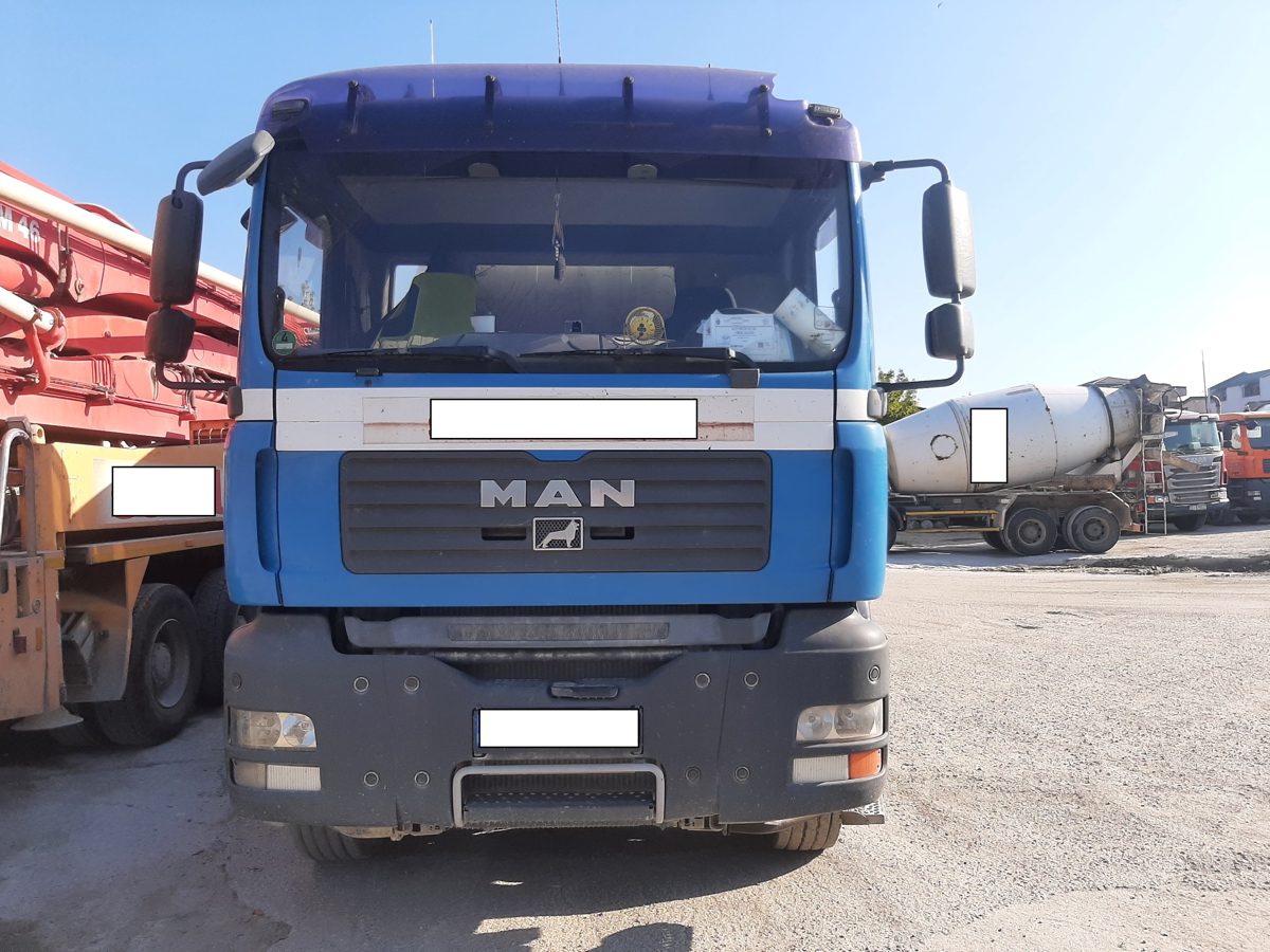 Betoniera marca MAN model TGA 32.360 8X4 BB culoare albastru-alb 1