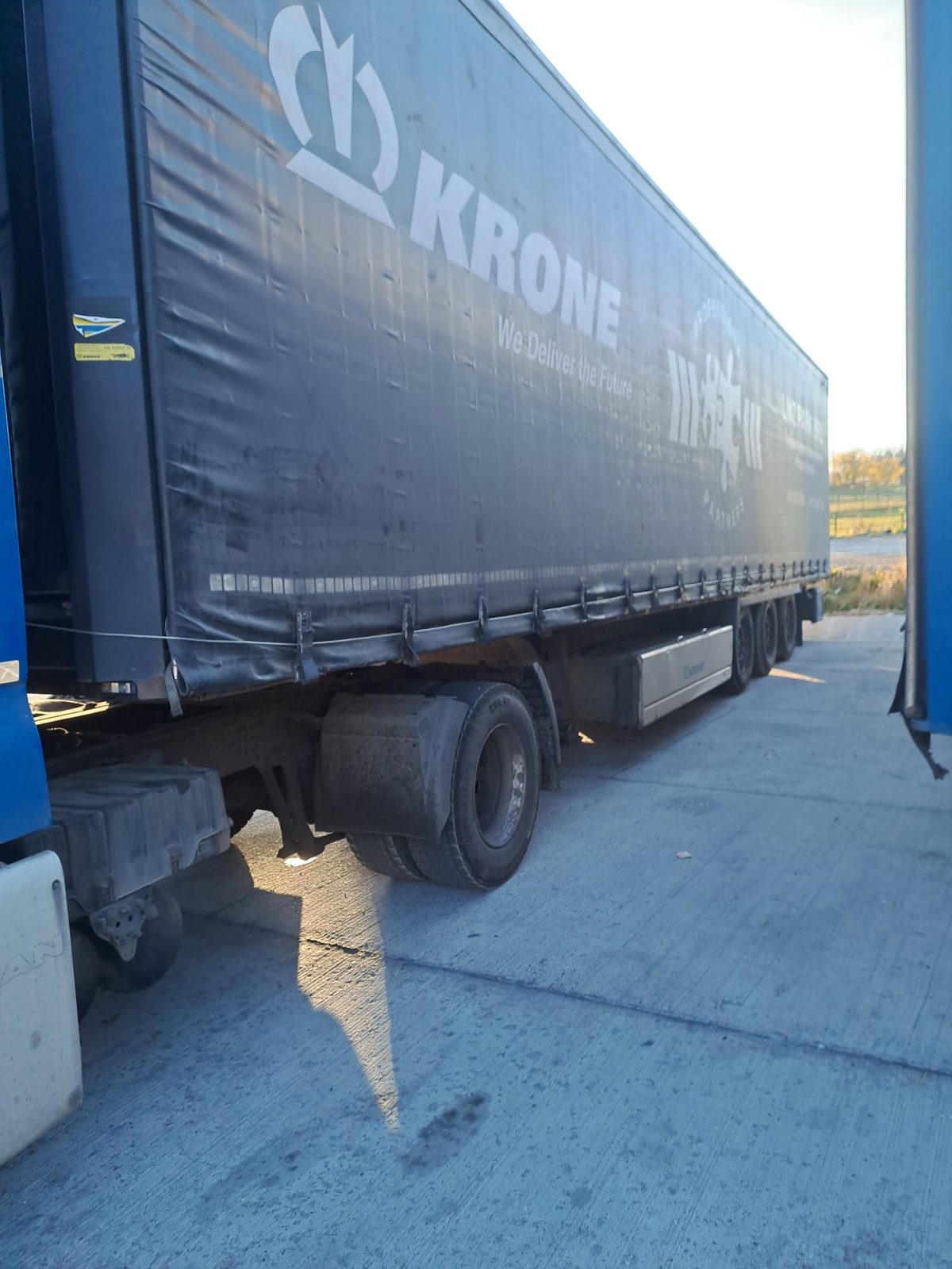 REMORCI Semiremorci marca KRONE model SDP27 culoare ALB-ALBASTRU 1