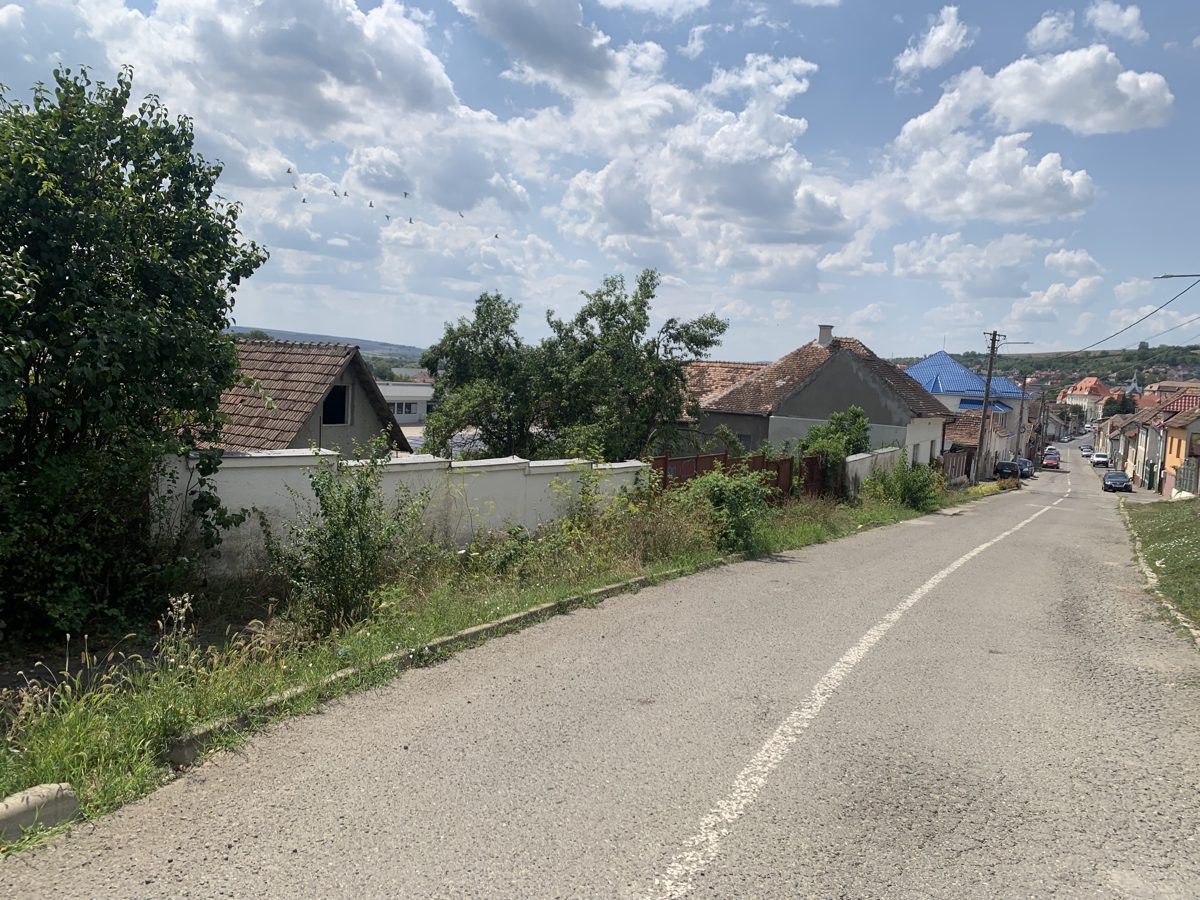 Teren intravilan cu constructii 1