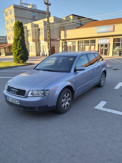 Autoturism marca Audi model A4 culoare argintiiu metalizat