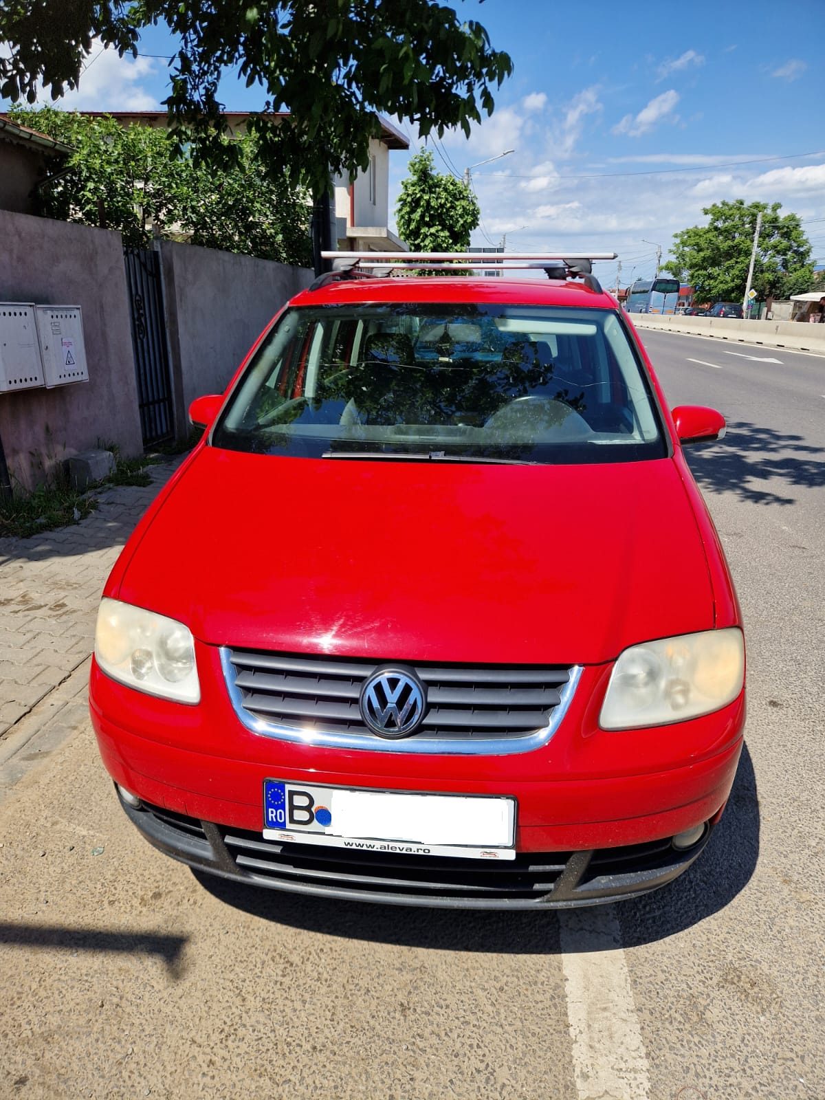 Autoturism marca Volkswagen model Touran culoare Rosu 1